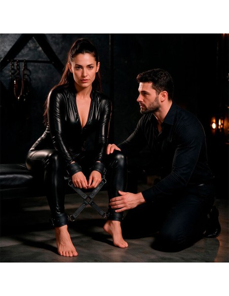 FETISH SUBMISSIVE UNIAN ESPOSAS CUERO VEGANO